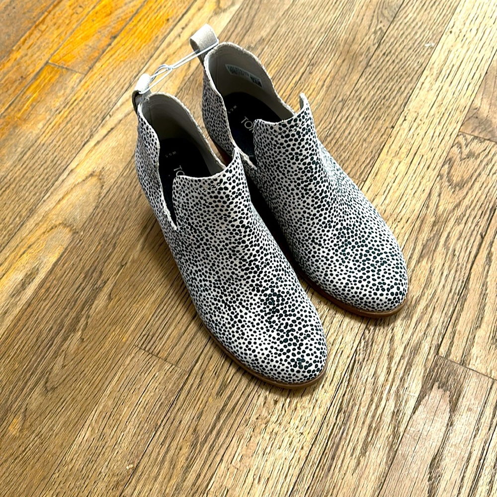 Like New condition cheetah print Toms Booties. Size 6.5
